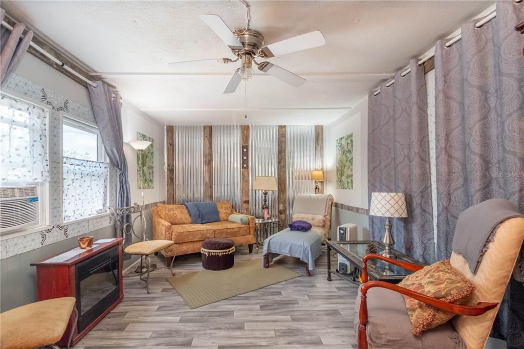 На продажу: $133,800 (2 спален, 1 ванн, 1186 Квадратных фут)