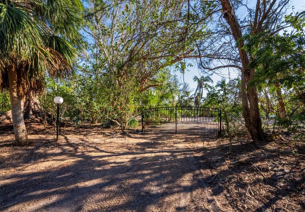 待售: $2,550,000 (0.91 acres)