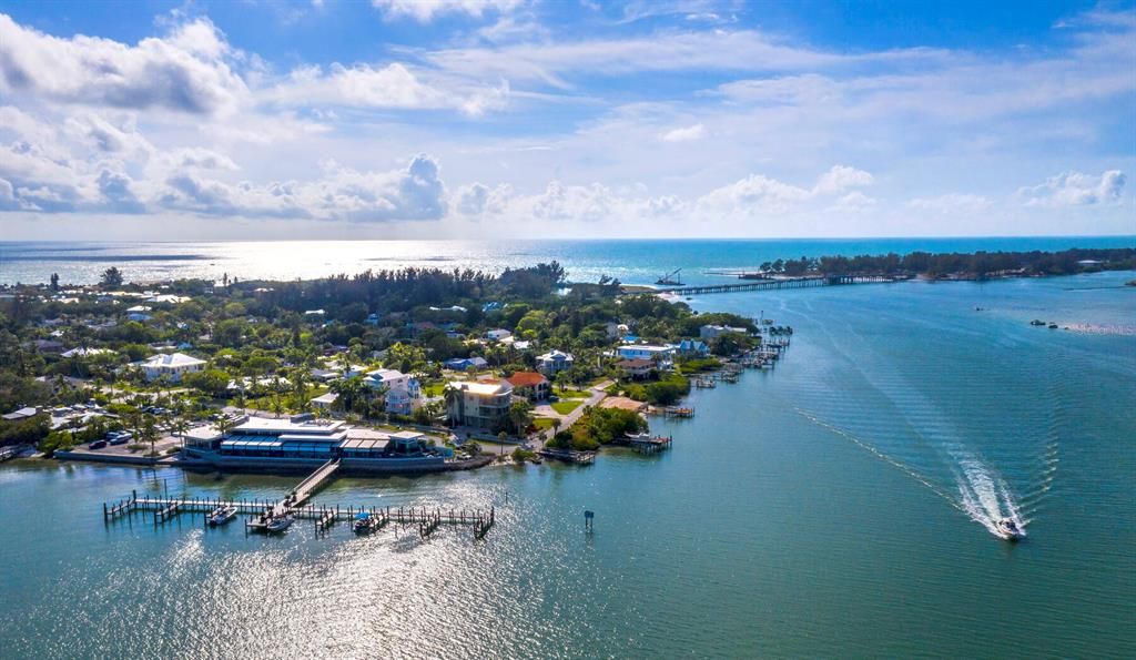 待售: $2,550,000 (0.91 acres)