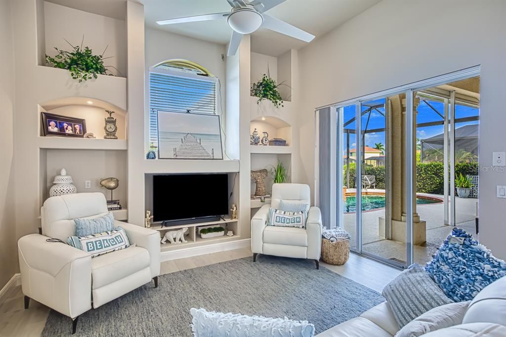 待售: $725,000 (4 贝兹, 3 浴室, 2482 平方英尺)