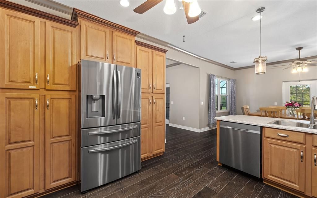 For Sale: $1,425,000 (6 beds, 5 baths, 4808 Square Feet)