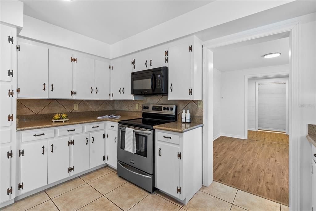 Activo con contrato: $310,000 (3 camas, 2 baños, 1963 Pies cuadrados)