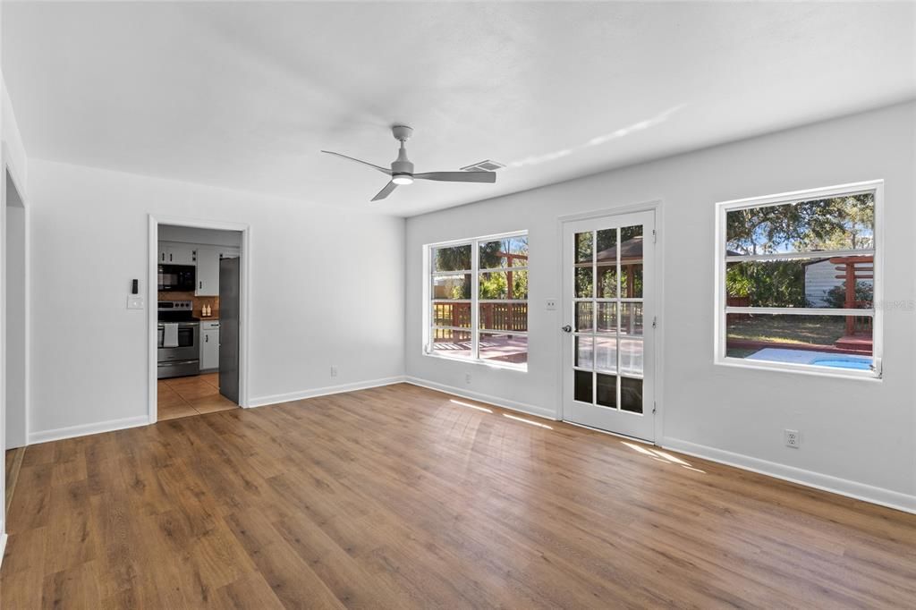 Activo con contrato: $310,000 (3 camas, 2 baños, 1963 Pies cuadrados)