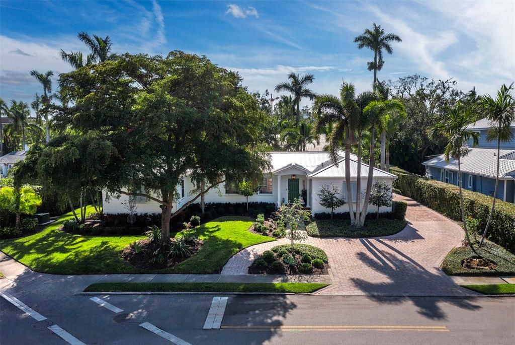 Vendido Recientemente: $2,300,000 (4 camas, 3 baños, 2501 Pies cuadrados)