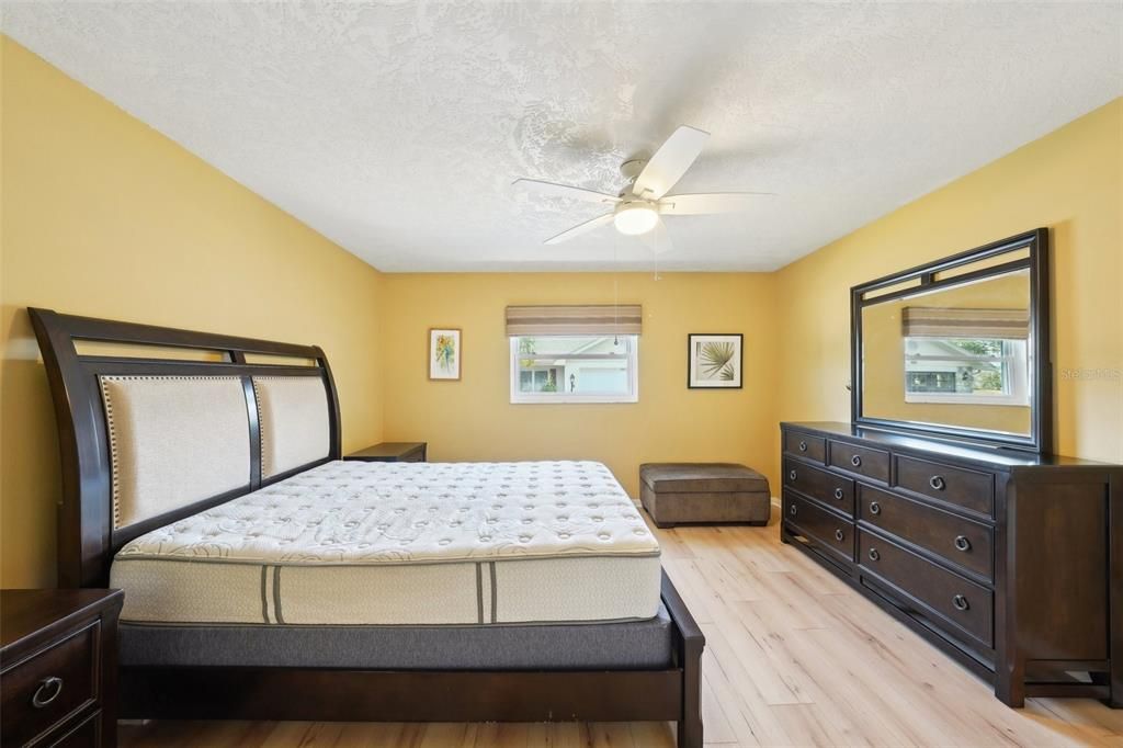 Active With Contract: $219,900 (2 beds, 2 baths, 1516 Square Feet)