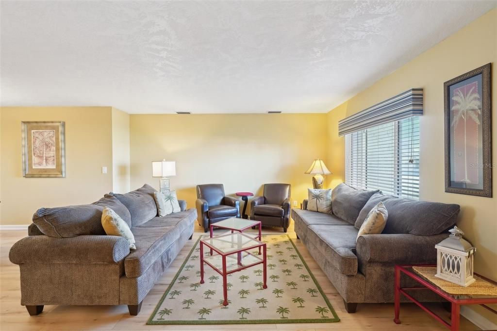 Active With Contract: $219,900 (2 beds, 2 baths, 1516 Square Feet)