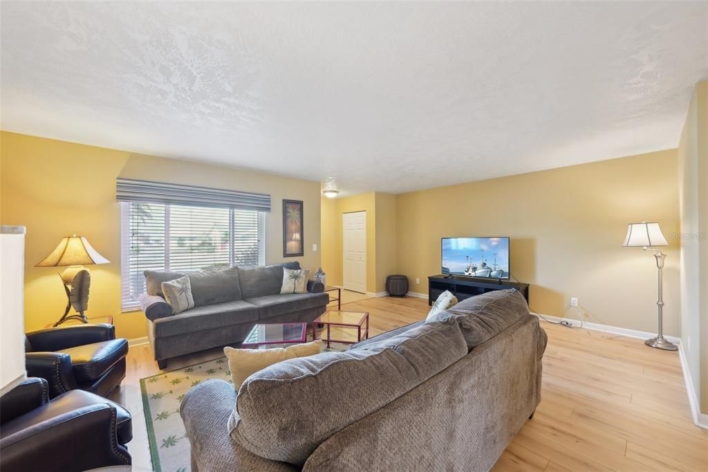 Active With Contract: $219,900 (2 beds, 2 baths, 1516 Square Feet)