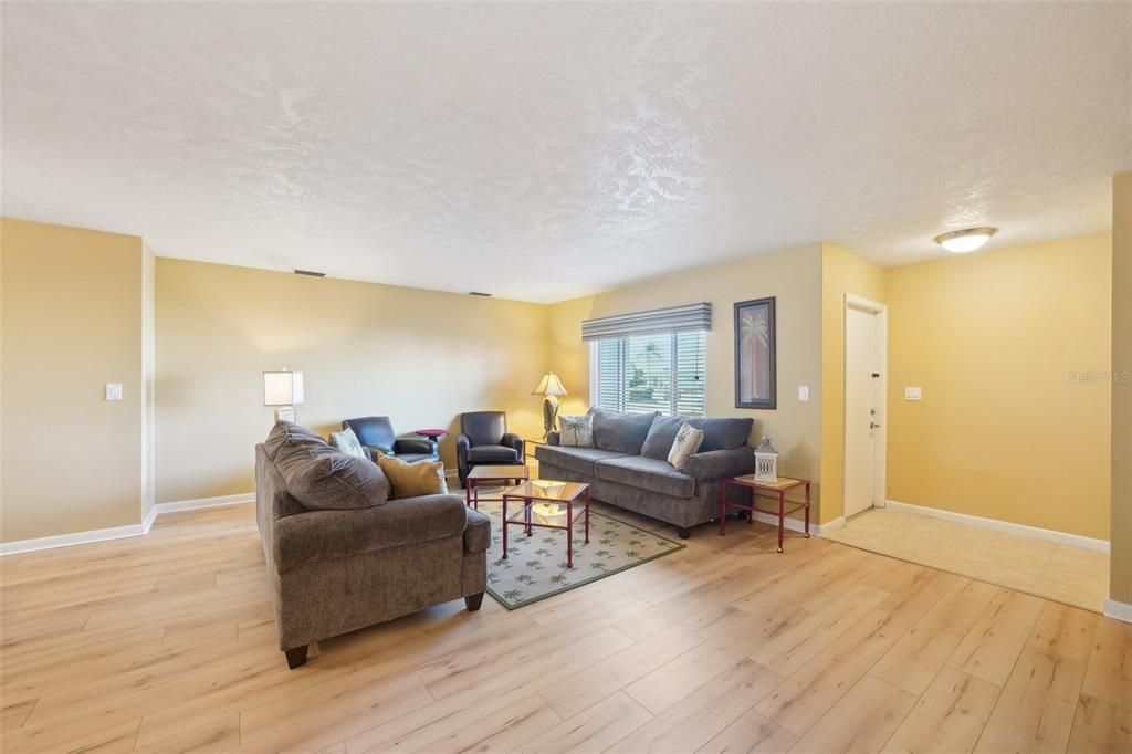 Active With Contract: $219,900 (2 beds, 2 baths, 1516 Square Feet)