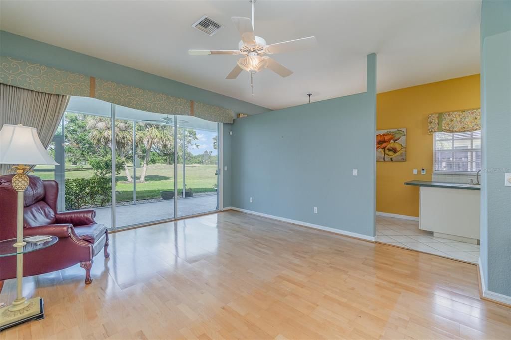 Под контрактом: $245,000 (2 спален, 2 ванн, 1390 Квадратных фут)