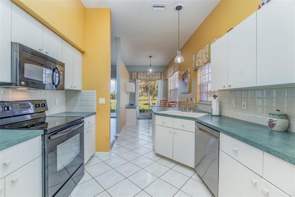 Под контрактом: $245,000 (2 спален, 2 ванн, 1390 Квадратных фут)