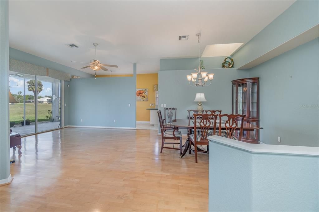 Под контрактом: $245,000 (2 спален, 2 ванн, 1390 Квадратных фут)