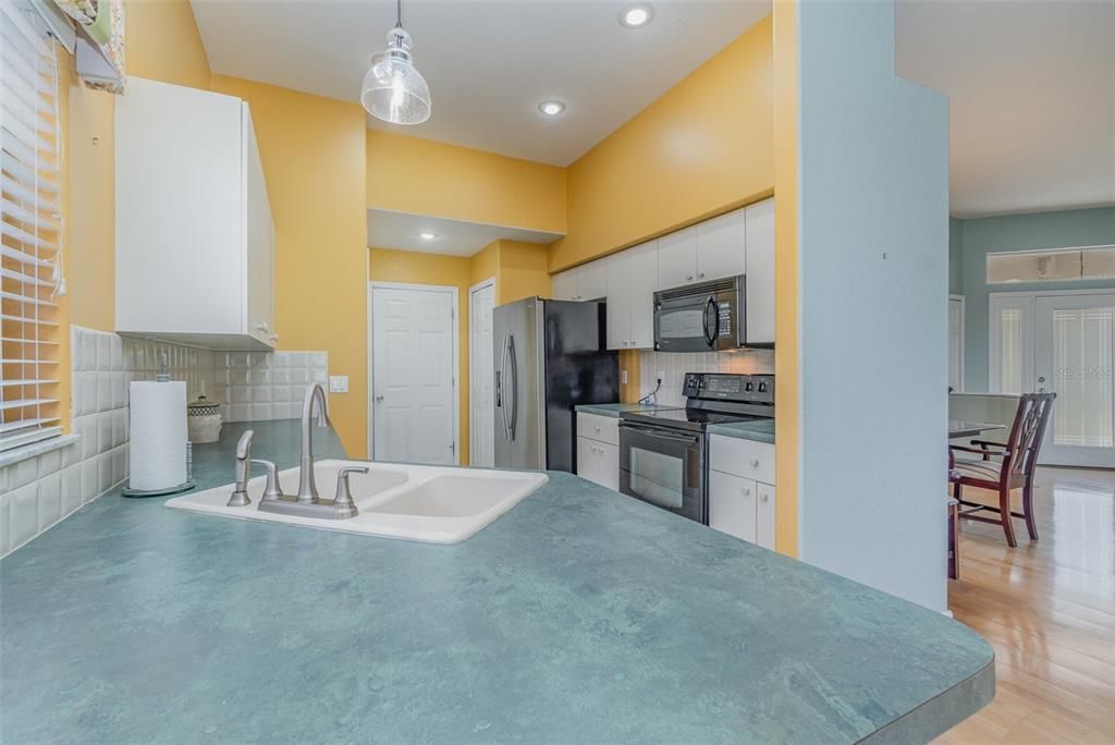 Под контрактом: $245,000 (2 спален, 2 ванн, 1390 Квадратных фут)