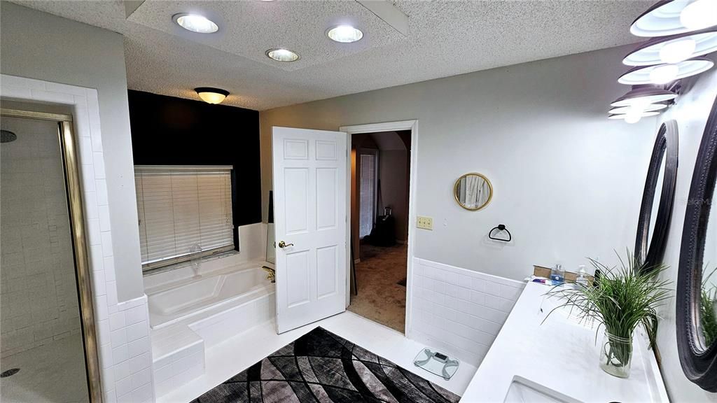 For Sale: $565,000 (4 beds, 3 baths, 4084 Square Feet)