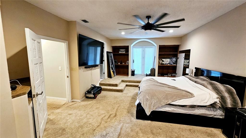 For Sale: $565,000 (4 beds, 3 baths, 4084 Square Feet)