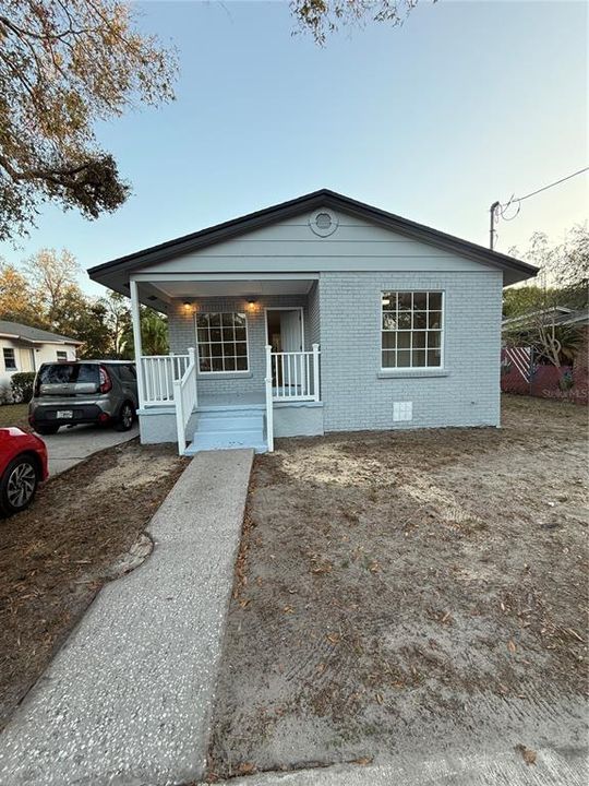 最近售出: $249,000 (2 贝兹, 1 浴室, 916 平方英尺)