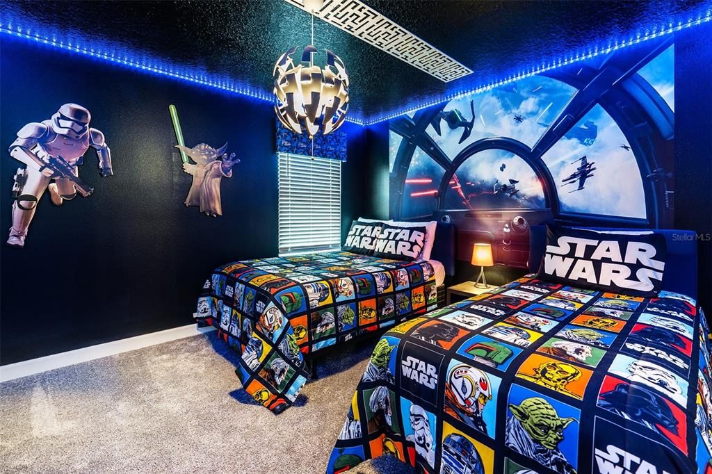 Под контрактом: $899,000 (8 спален, 5 ванн, 4289 Квадратных фут)