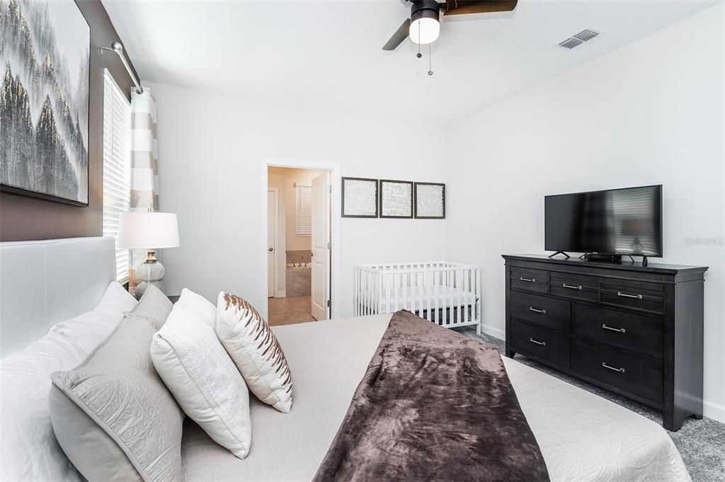 Под контрактом: $899,000 (8 спален, 5 ванн, 4289 Квадратных фут)