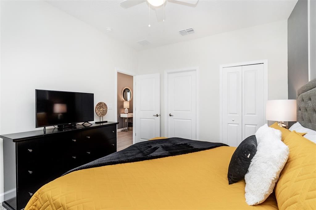 Под контрактом: $899,000 (8 спален, 5 ванн, 4289 Квадратных фут)