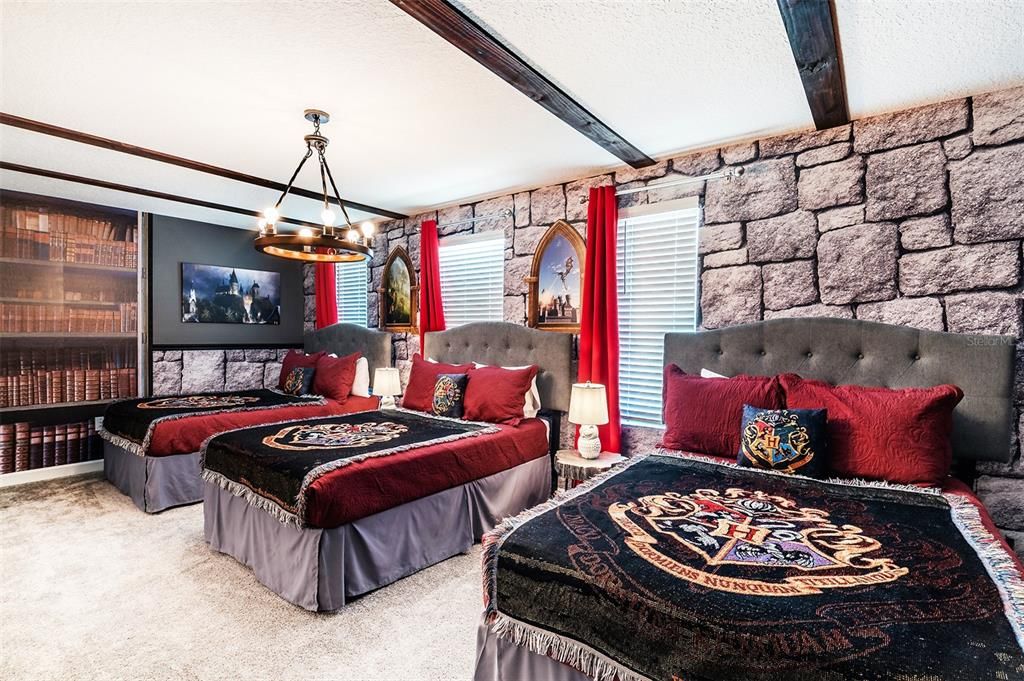 Под контрактом: $899,000 (8 спален, 5 ванн, 4289 Квадратных фут)