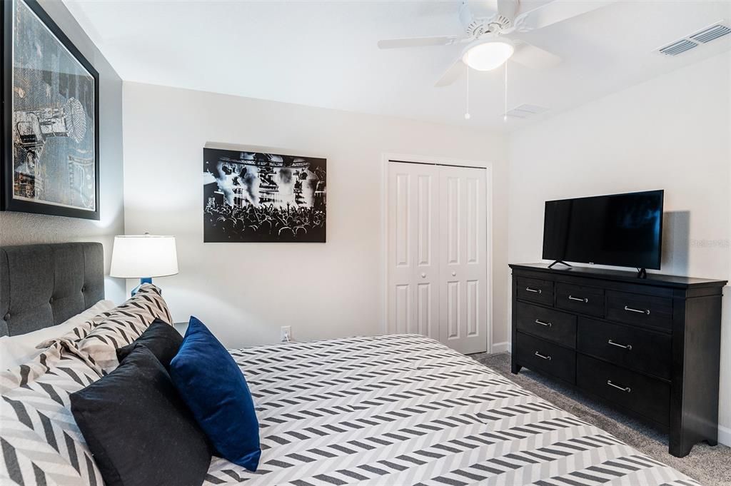 Под контрактом: $899,000 (8 спален, 5 ванн, 4289 Квадратных фут)