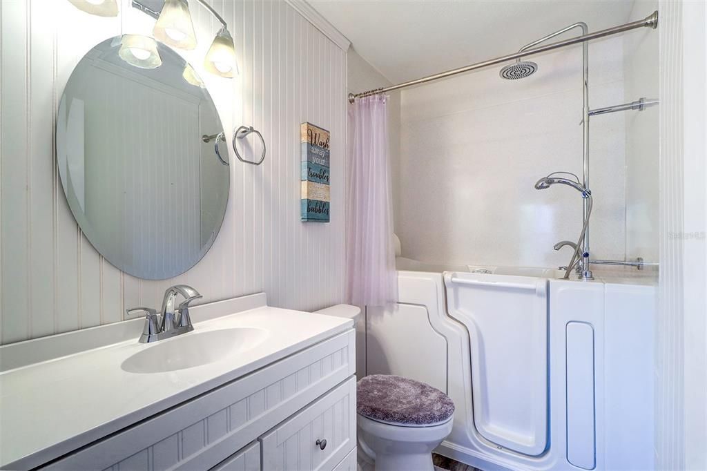 For Sale: $309,900 (2 beds, 2 baths, 1120 Square Feet)