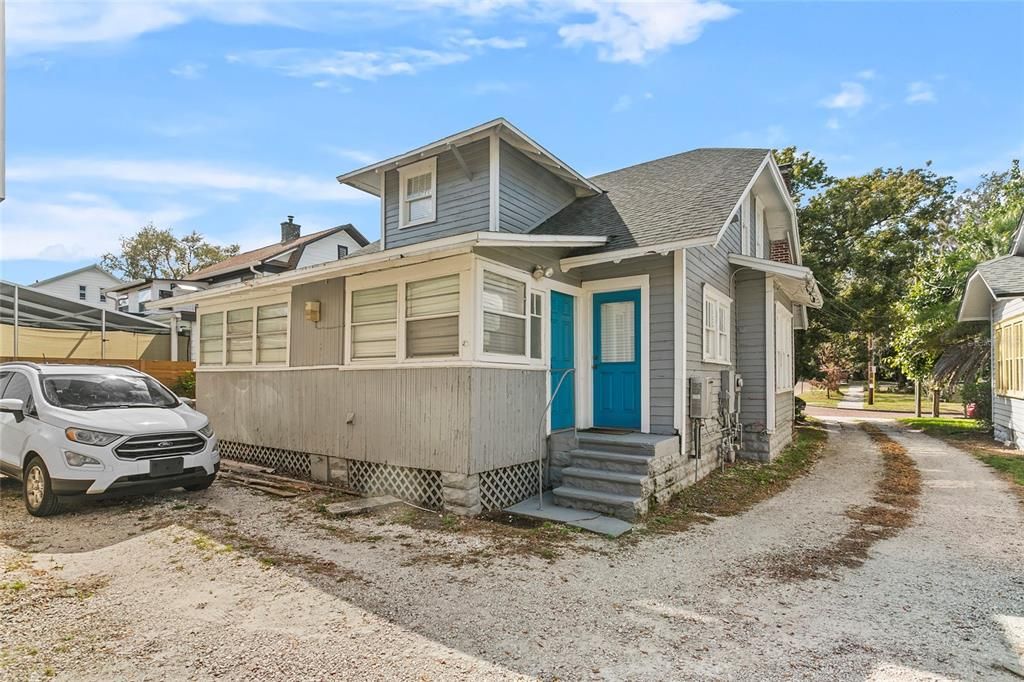 For Sale: $965,000 (6 beds, 4 baths, 3202 Square Feet)