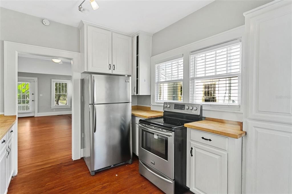 For Sale: $965,000 (6 beds, 4 baths, 3202 Square Feet)