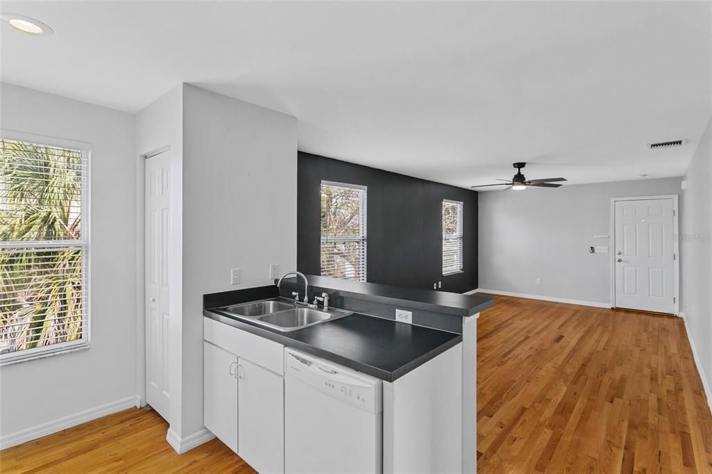 For Sale: $965,000 (6 beds, 4 baths, 3202 Square Feet)