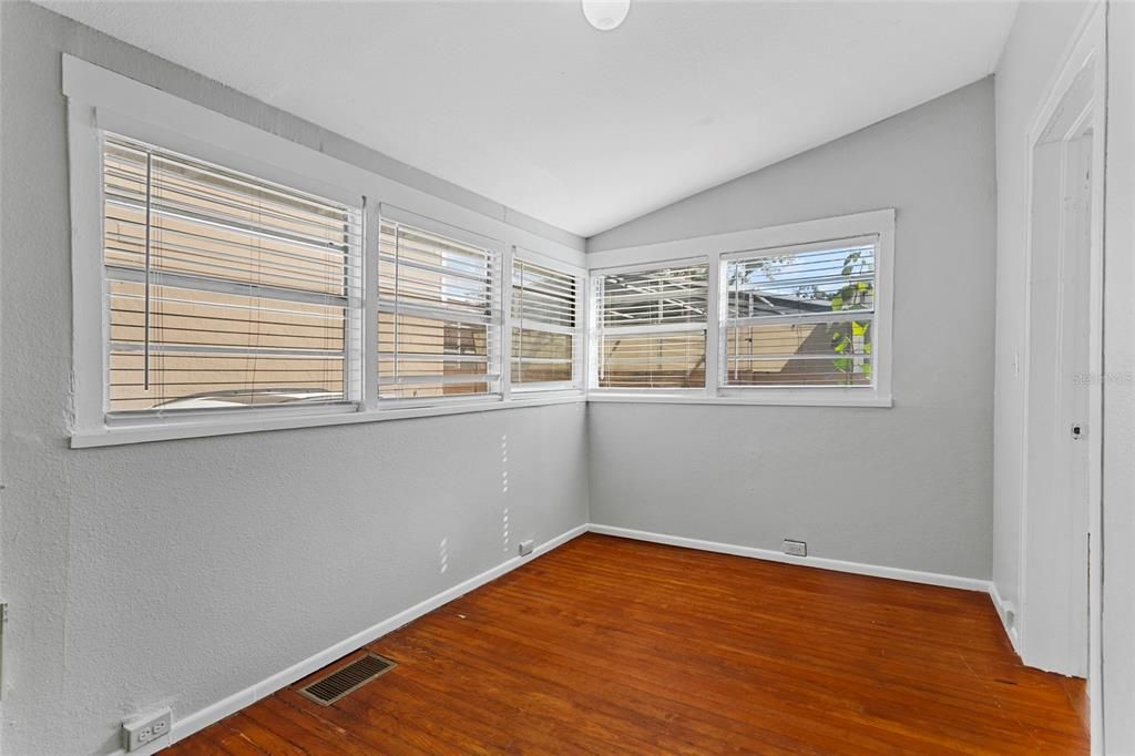 For Sale: $965,000 (6 beds, 4 baths, 3202 Square Feet)