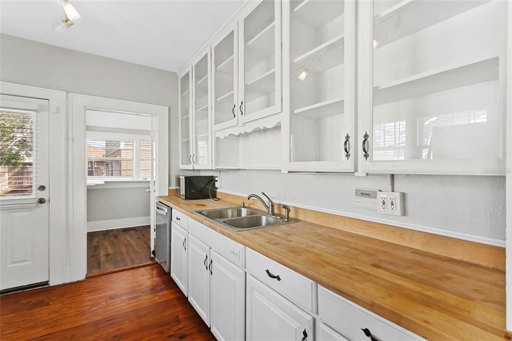 For Sale: $965,000 (6 beds, 4 baths, 3202 Square Feet)