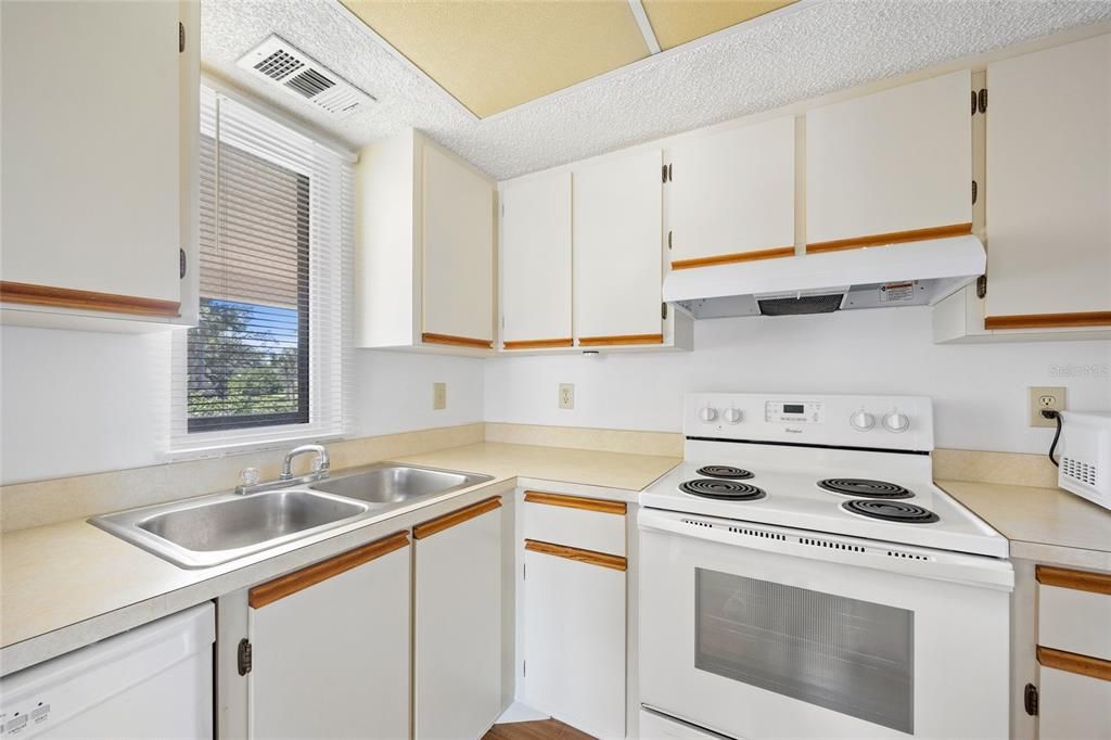 For Sale: $139,900 (2 beds, 2 baths, 899 Square Feet)