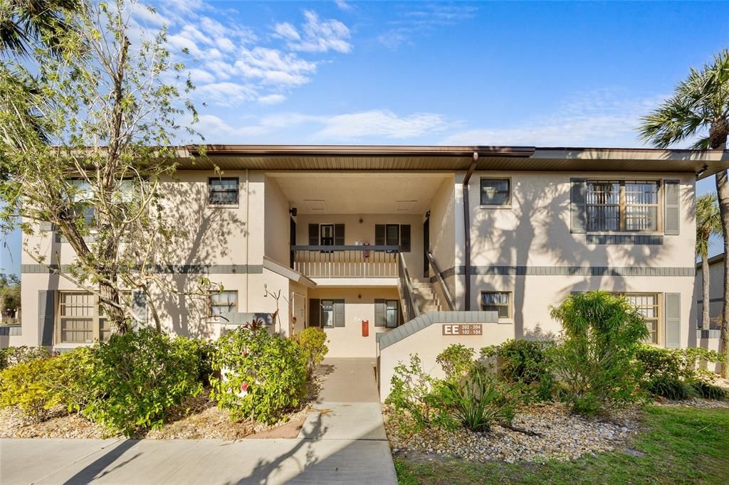 For Sale: $139,900 (2 beds, 2 baths, 899 Square Feet)