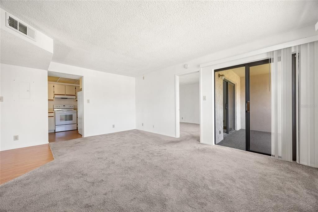 For Sale: $139,900 (2 beds, 2 baths, 899 Square Feet)