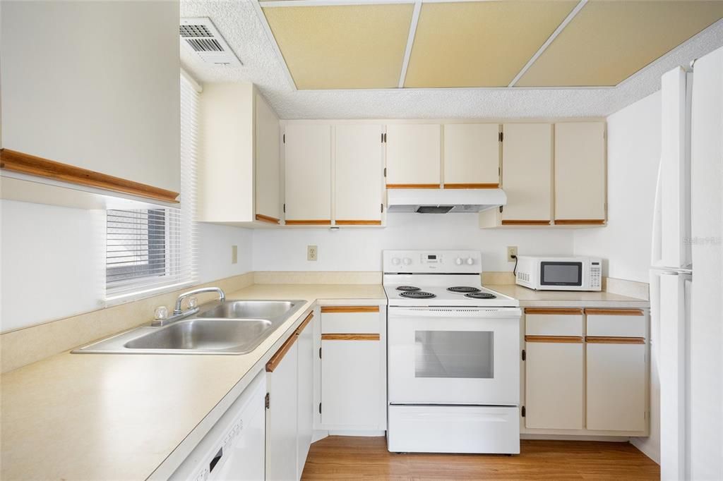 For Sale: $139,900 (2 beds, 2 baths, 899 Square Feet)