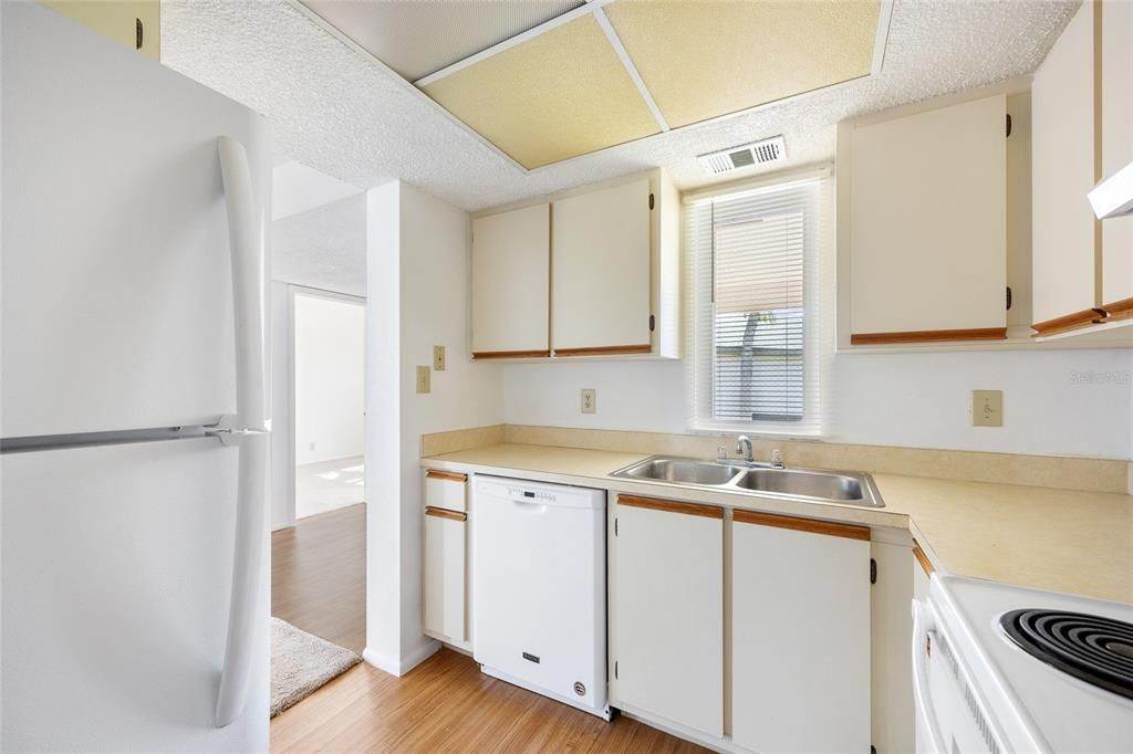 For Sale: $139,900 (2 beds, 2 baths, 899 Square Feet)