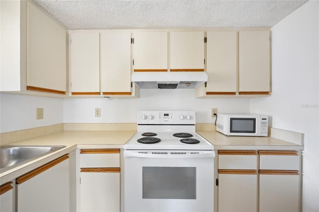 For Sale: $139,900 (2 beds, 2 baths, 899 Square Feet)