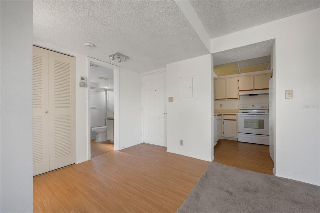 For Sale: $139,900 (2 beds, 2 baths, 899 Square Feet)