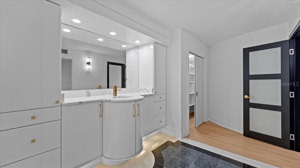 For Sale: $475,000 (1 beds, 1 baths, 1988 Square Feet)