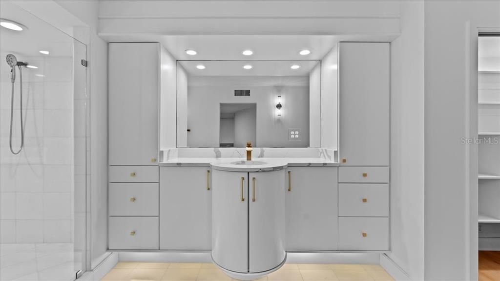 For Sale: $475,000 (1 beds, 1 baths, 1988 Square Feet)