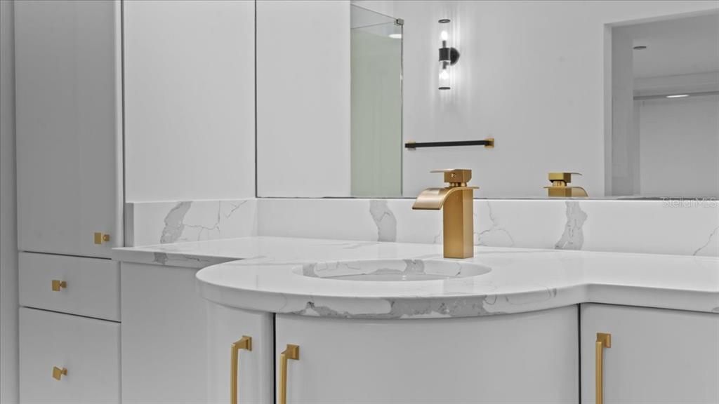 For Sale: $475,000 (1 beds, 1 baths, 1988 Square Feet)