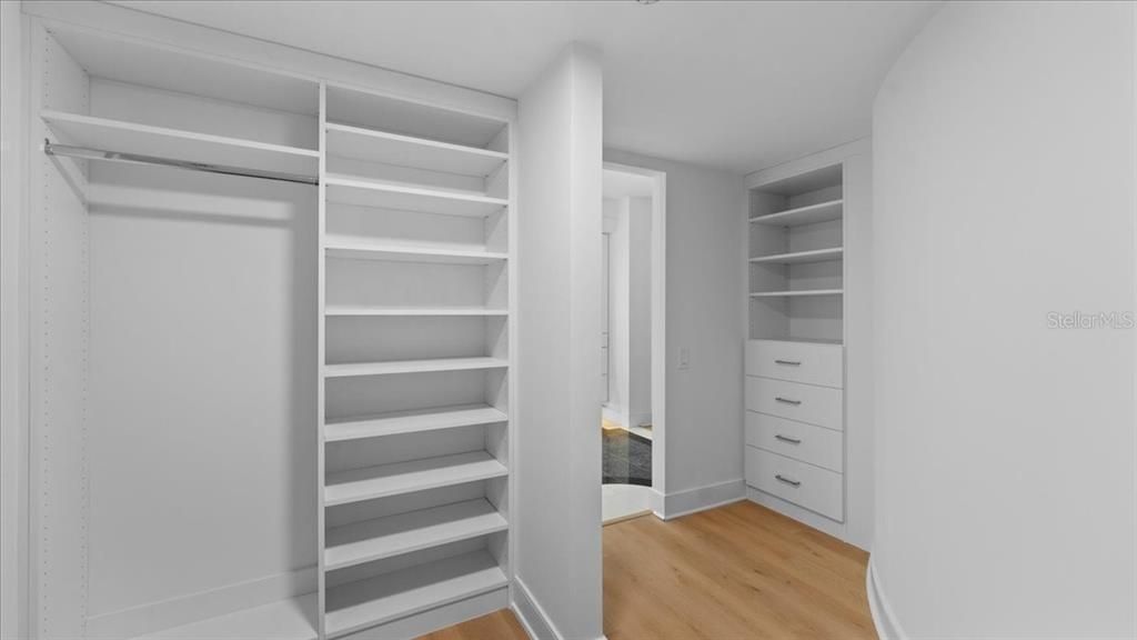 For Sale: $475,000 (1 beds, 1 baths, 1988 Square Feet)