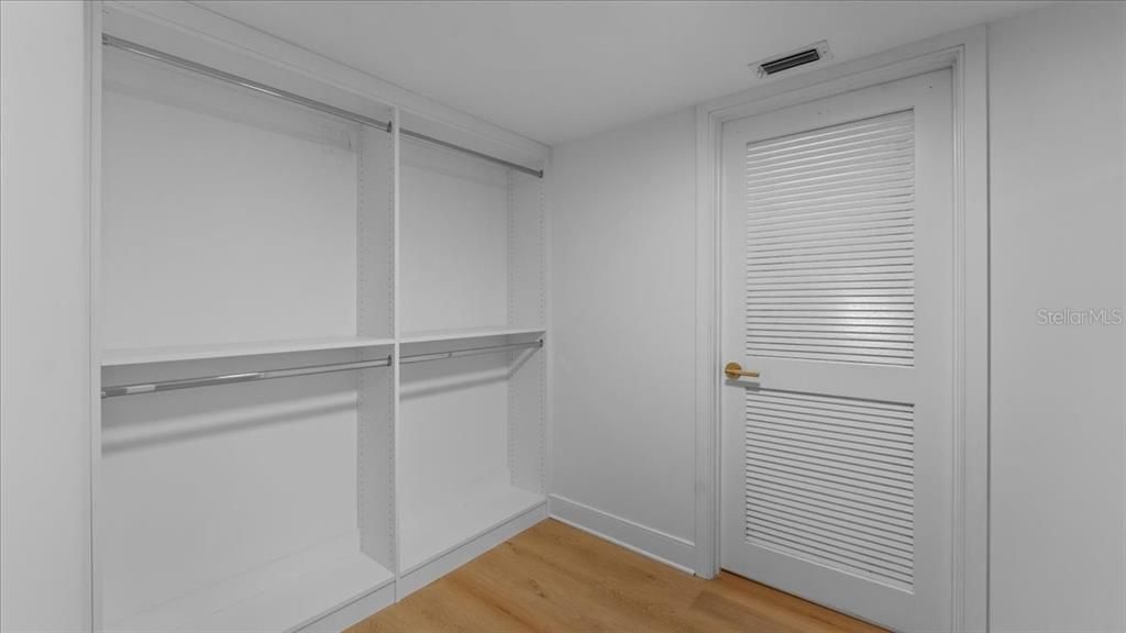 For Sale: $475,000 (1 beds, 1 baths, 1988 Square Feet)