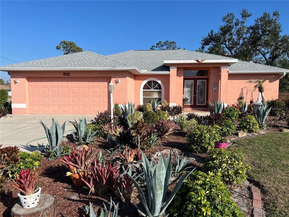 Active With Contract: $329,900 (3 beds, 2 baths, 1633 Square Feet)