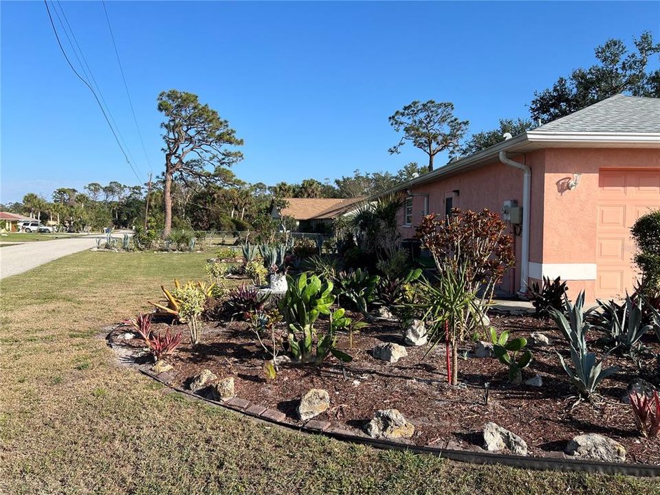 Active With Contract: $329,900 (3 beds, 2 baths, 1633 Square Feet)