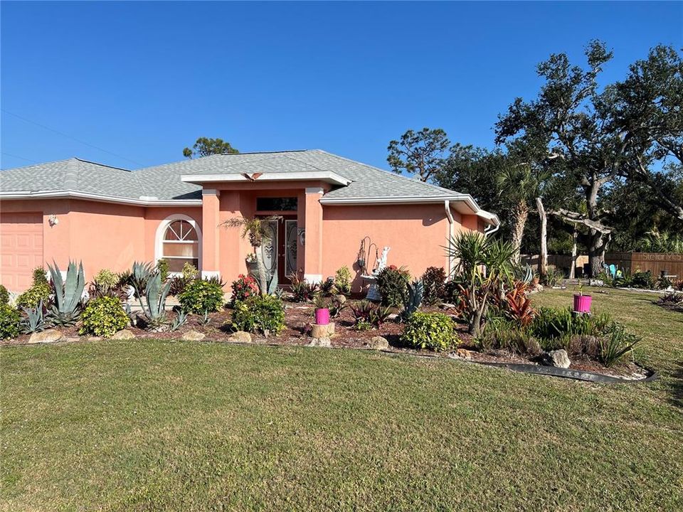 Active With Contract: $329,900 (3 beds, 2 baths, 1633 Square Feet)