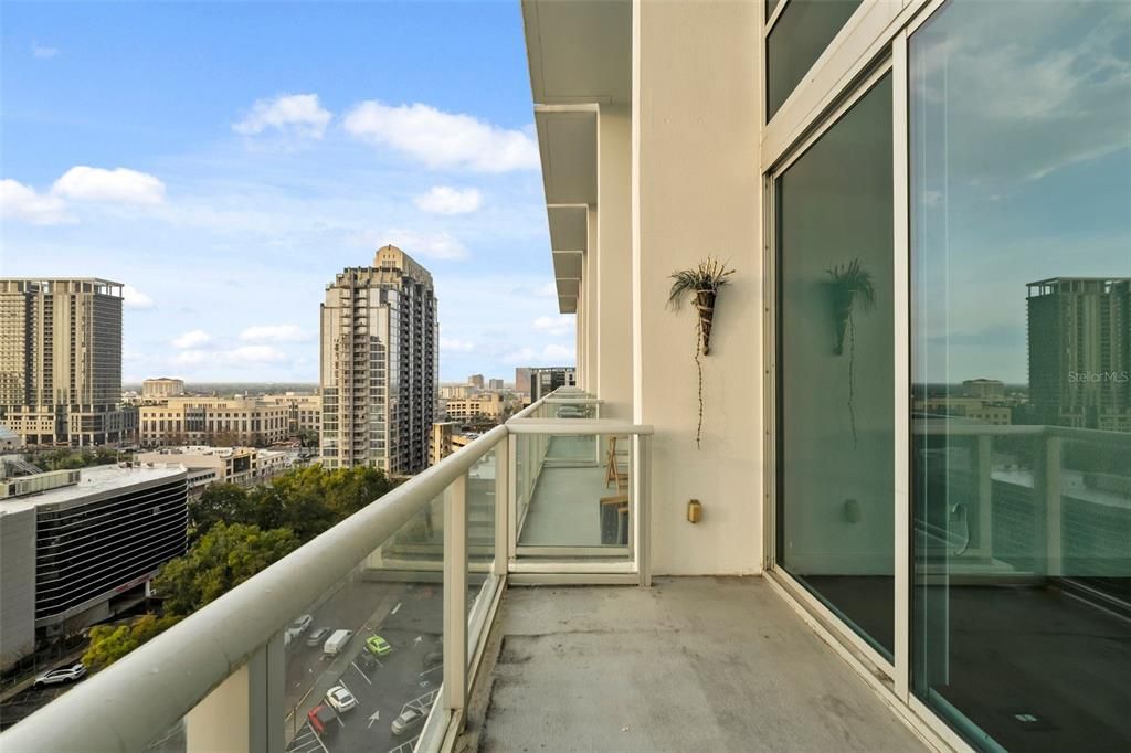 For Sale: $320,000 (1 beds, 1 baths, 932 Square Feet)