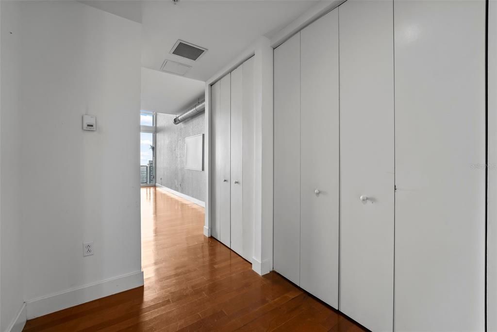 For Sale: $320,000 (1 beds, 1 baths, 932 Square Feet)