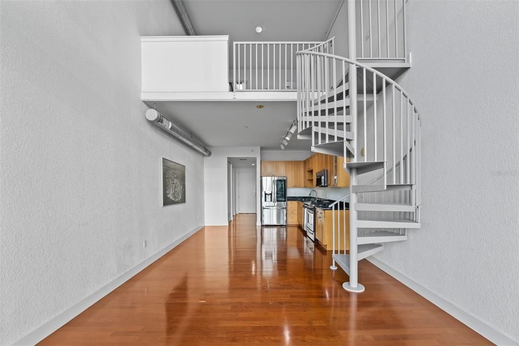 For Sale: $320,000 (1 beds, 1 baths, 932 Square Feet)