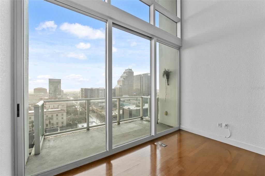 For Sale: $320,000 (1 beds, 1 baths, 932 Square Feet)