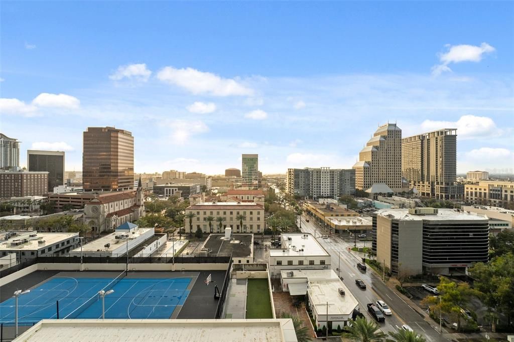 For Sale: $320,000 (1 beds, 1 baths, 932 Square Feet)